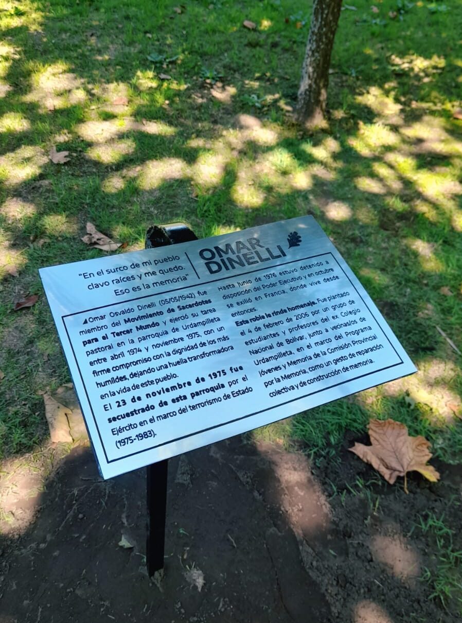 Bolívar: repusieron la placa que recuerda a Omar Dinelli, sacerdote perseguido en los 70 por su acción pastoral