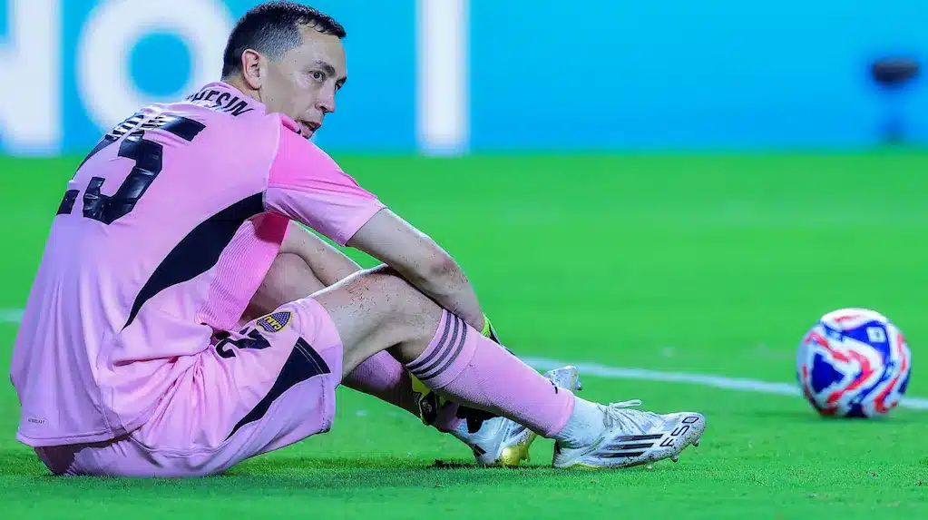 Alarma en Boca | Se confirmó la lesión de Agustín Marchesín y peligra su presencia en el debut de la Copa Libertadores