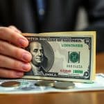 El dólar pegó un salto brusco e inesperado y el riesgo país superó los 580 puntos