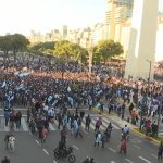 Miles de hinchas celebraron en el Obelisco el triunfo de Argentina ante Egipto y el pase a cuartos de final