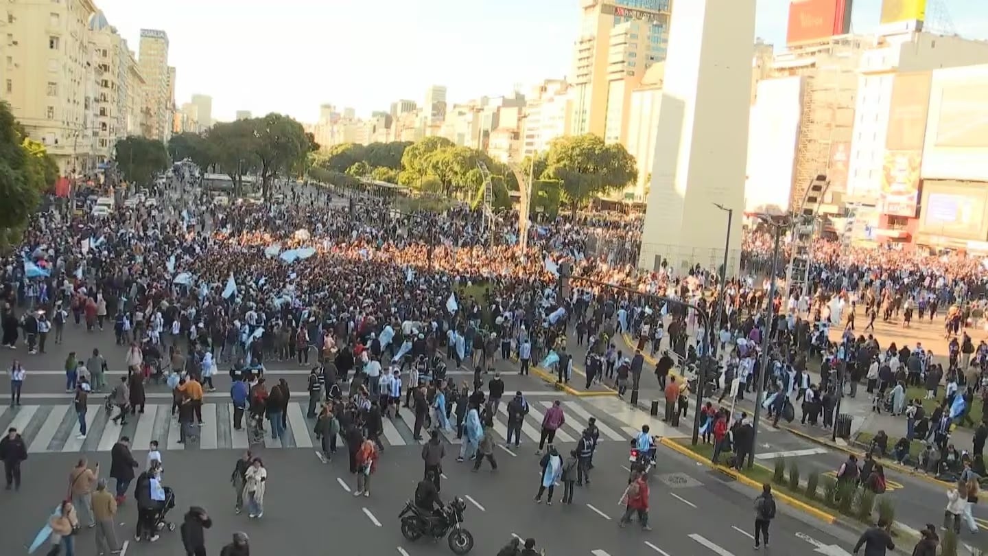 Miles de hinchas celebraron en el Obelisco el triunfo de Argentina ante Egipto y el pase a cuartos de final
