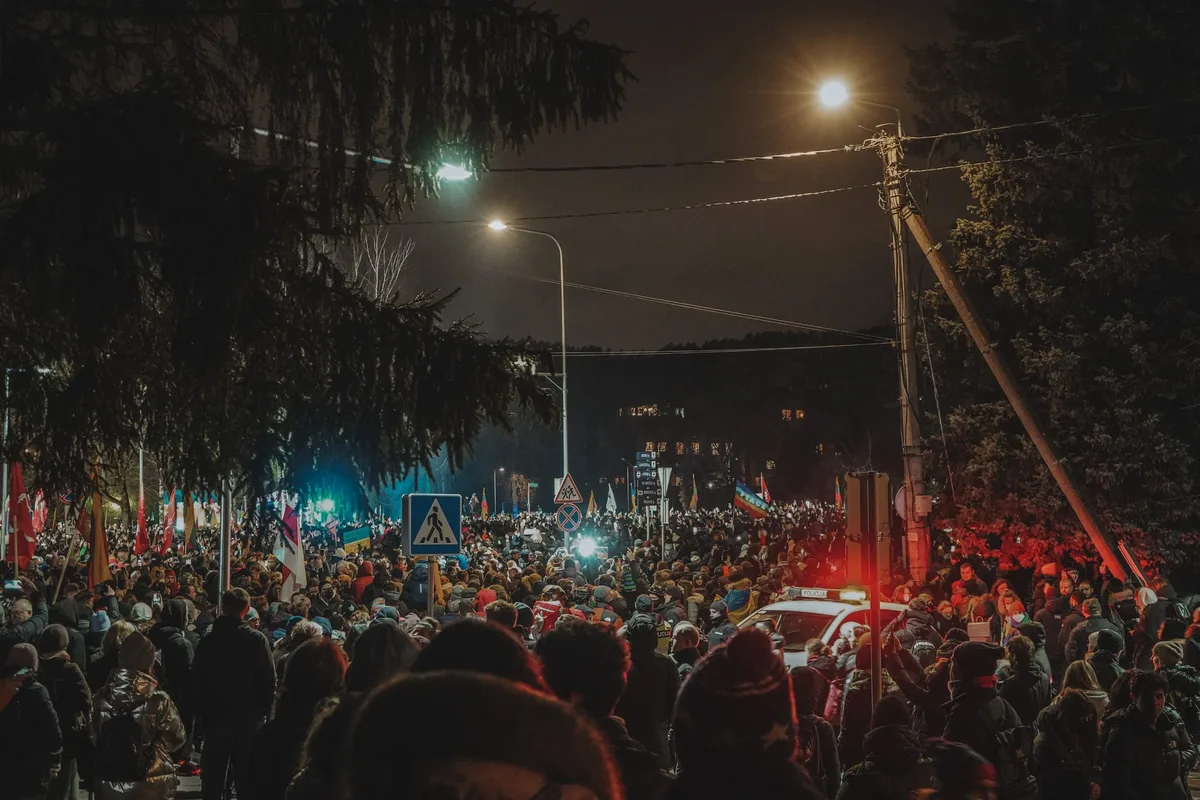 Multitud de ciudadanos en manifestación pacífica por derechos sociales