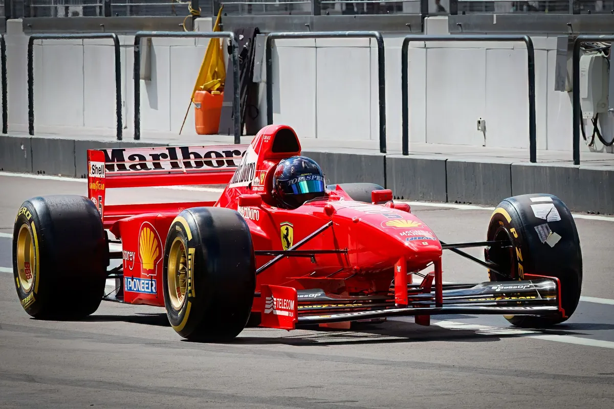 Monoplaza de Fórmula 1 con mejoras aerodinámicas siendo ajustado por el equipo en boxes