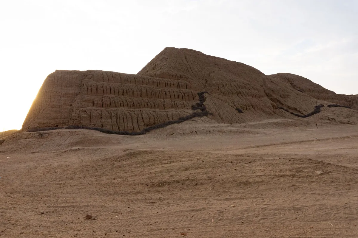 Ruinas de pirámides escalonadas de la civilización Caral en la costa peruana.