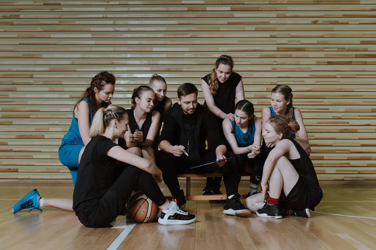 Entrenador y jugadores de básquet en una estrategia de juego