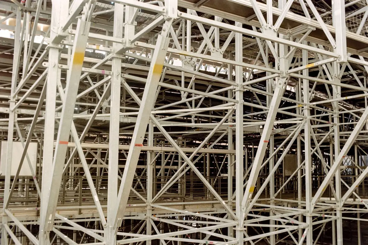 Estructura metálica robusta de soporte bajo columnas de madera para garantizar seguridad en rodajes cinematográficos