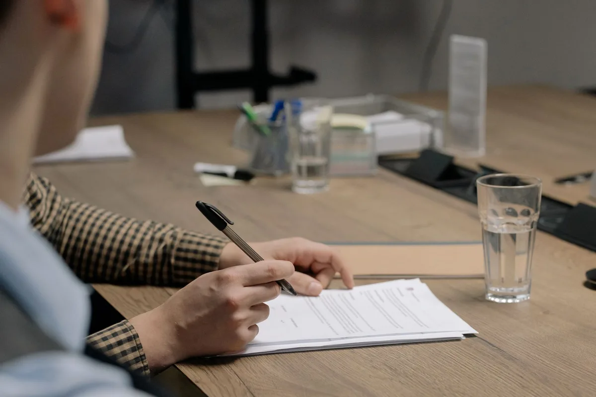 Traductor trabajando con documentos y equipos de transcripción en una sala histórica