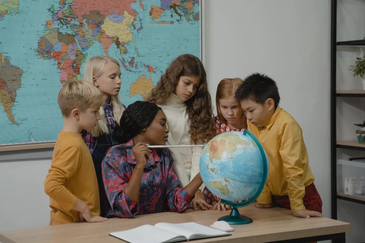 Estudiantes investigando datos sobre nomenclatura urbana en una clase de geografía