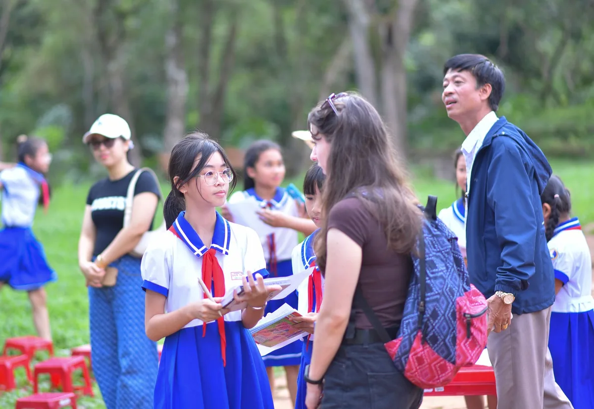 Jóvenes presentando su proyecto ante la comunidad en una feria local
