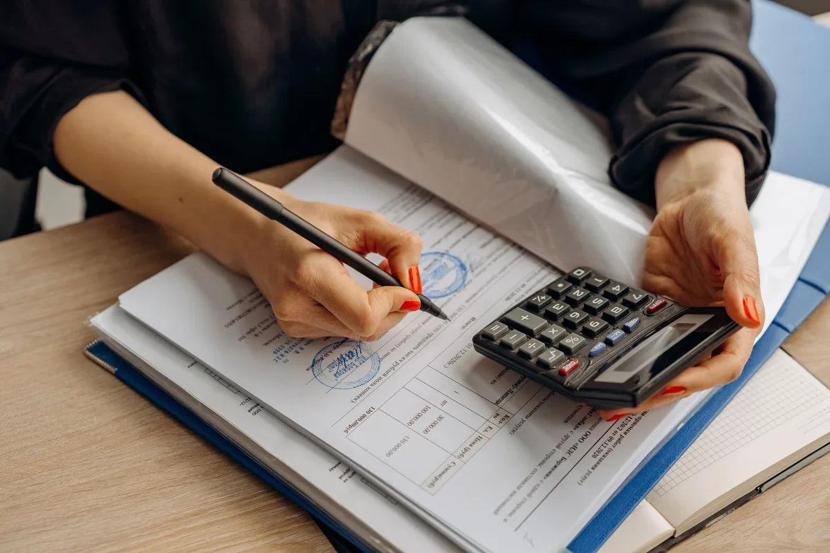 Documentos financieros y registros de auditoría sobre un escritorio, simbolizando investigaciones de fondos públicos