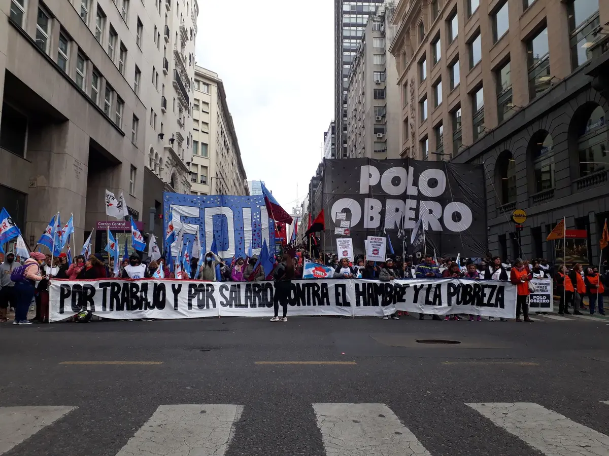 Trabajadores manifestándose por la defensa de derechos laborales y libertad sindical