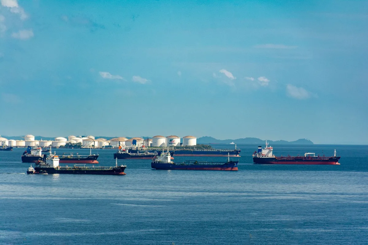 Buque petrolero en puerto esperando operaciones de carga y descarga