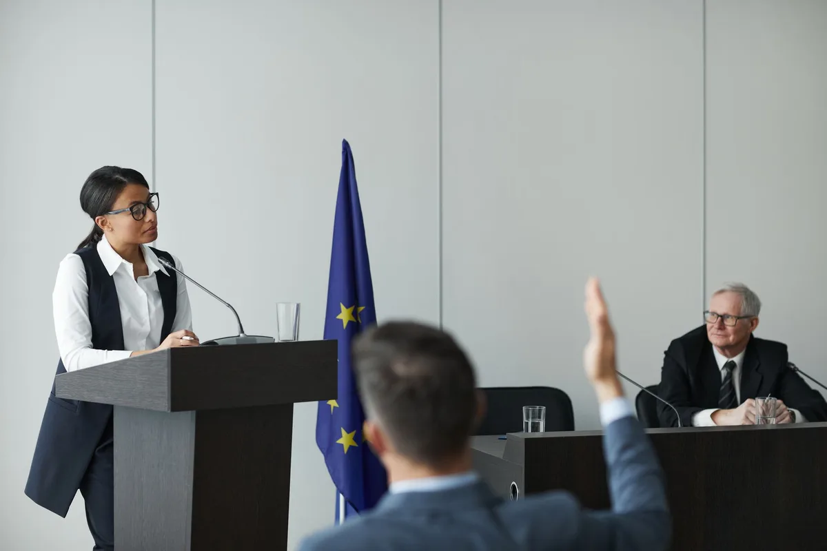 Líder sindical dirigiéndose a docentes durante reunión sobre crisis educativa.