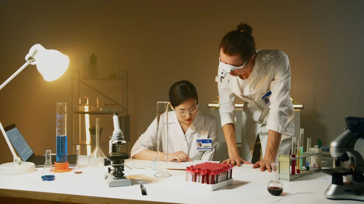 Investigadores trabajando en un laboratorio de ciencia y tecnología