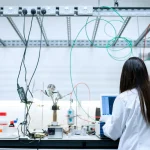 Laboratorio de investigación vacío con equipos científicos y documentos abandonados