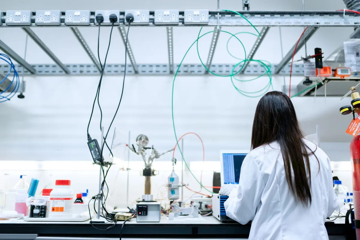Laboratorio de investigación vacío con equipos científicos y documentos abandonados