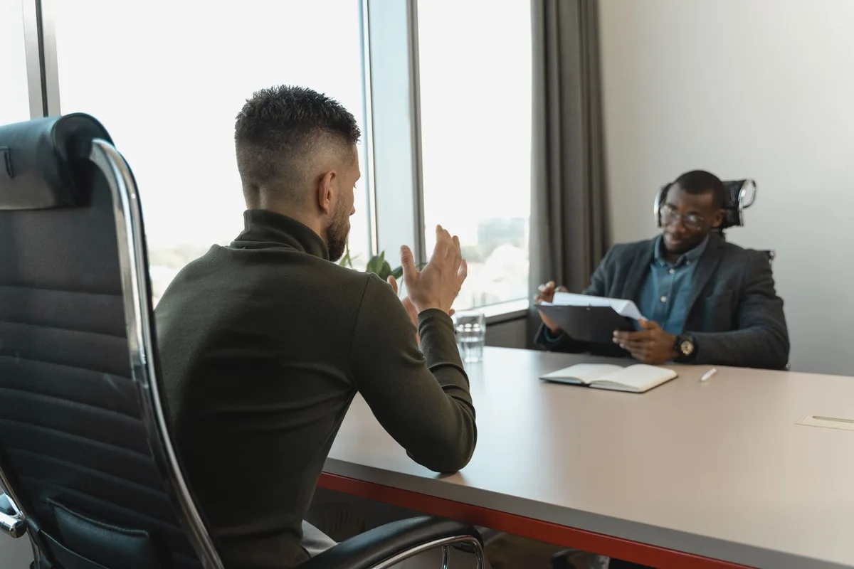 Persona con discapacidad en una entrevista de trabajo, mostrando confianza profesional