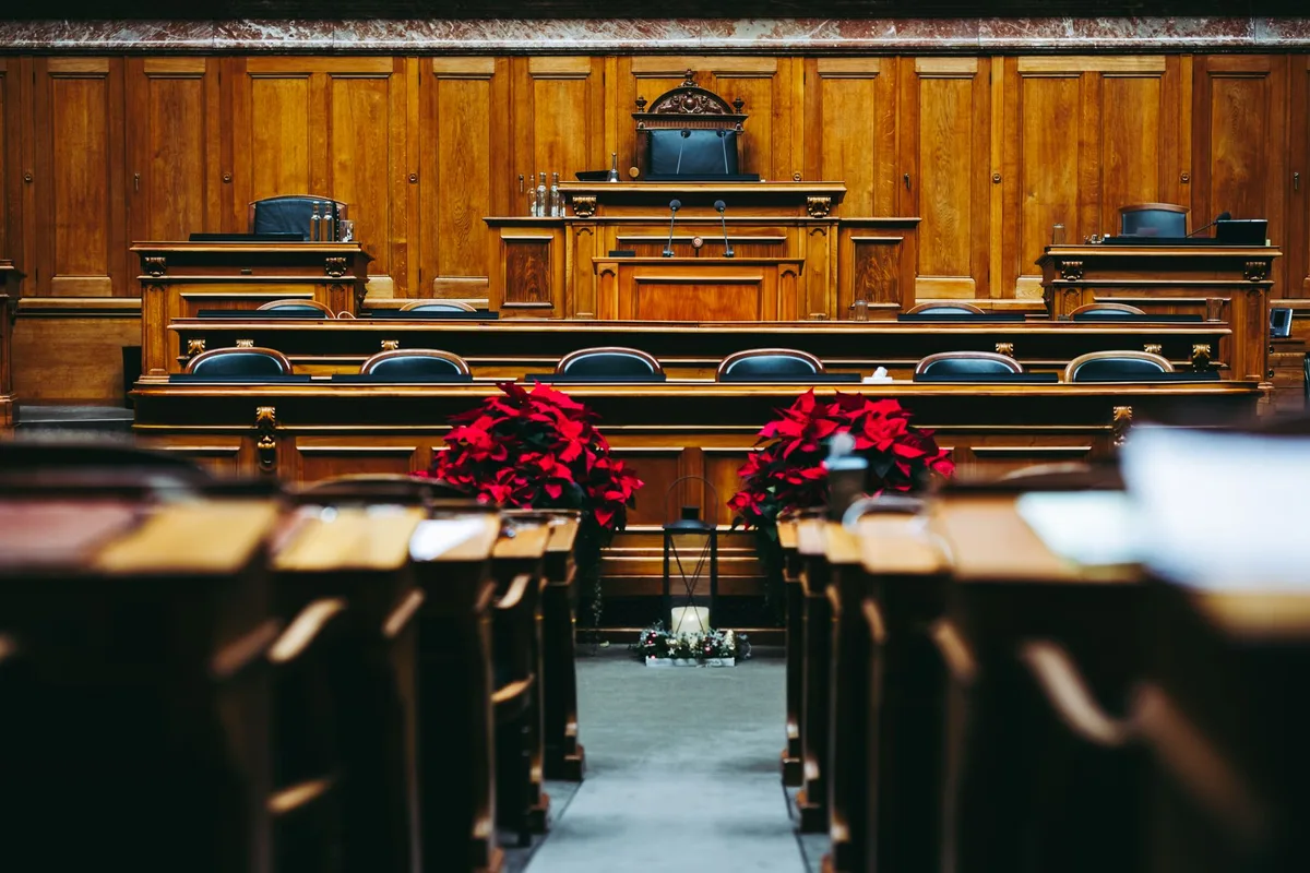 Sala de tribunal federal durante un juicio oral en lo criminal