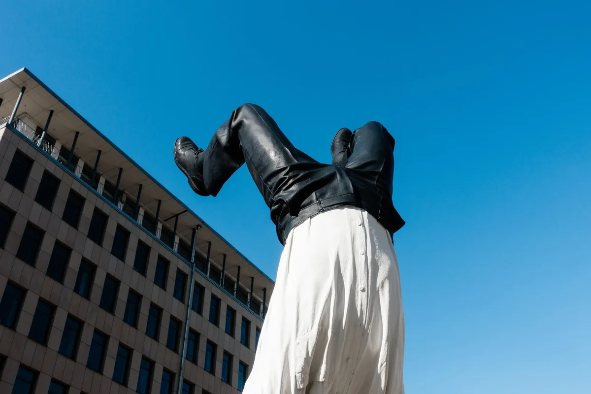 Concepto artístico de la Estatua de la Libertad acostada como proyecto de arte contemporáneo