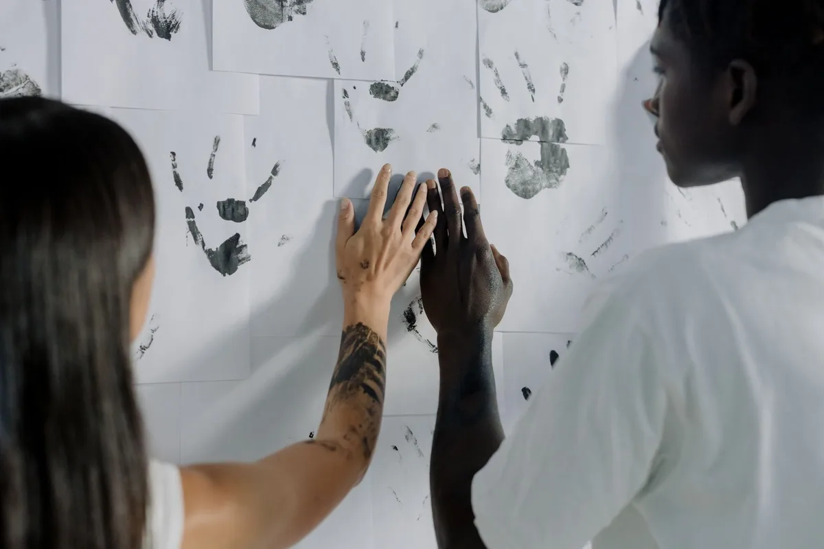 Público interactuando y participando activamente en una instalación de arte contemporáneo