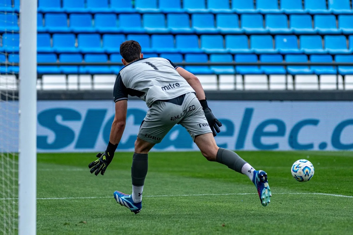 Arquero en su debut como titular, atento a las jugadas del partido