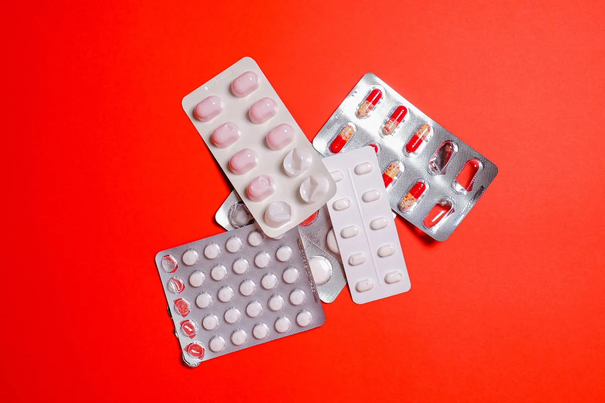 Medicamentos y suministros de salud en una farmacia, representando el desfinanciamiento del sistema sanitario