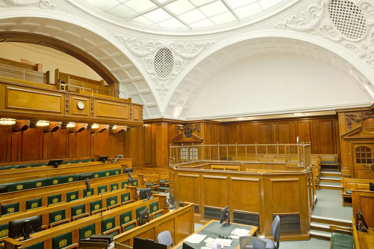 Documentos legales y símbolo de justicia sobre escritorio, representando audiencias internacionales sobre derechos human