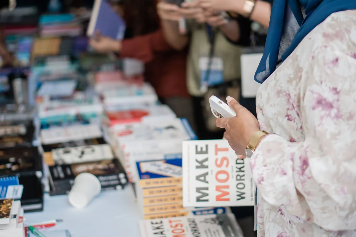 Presentación de libro en evento editorial con ejemplares expuestos