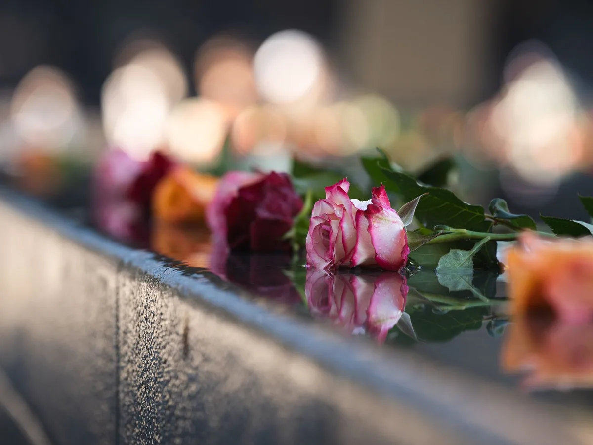 Flores y tributos en memoria de una figura histórica