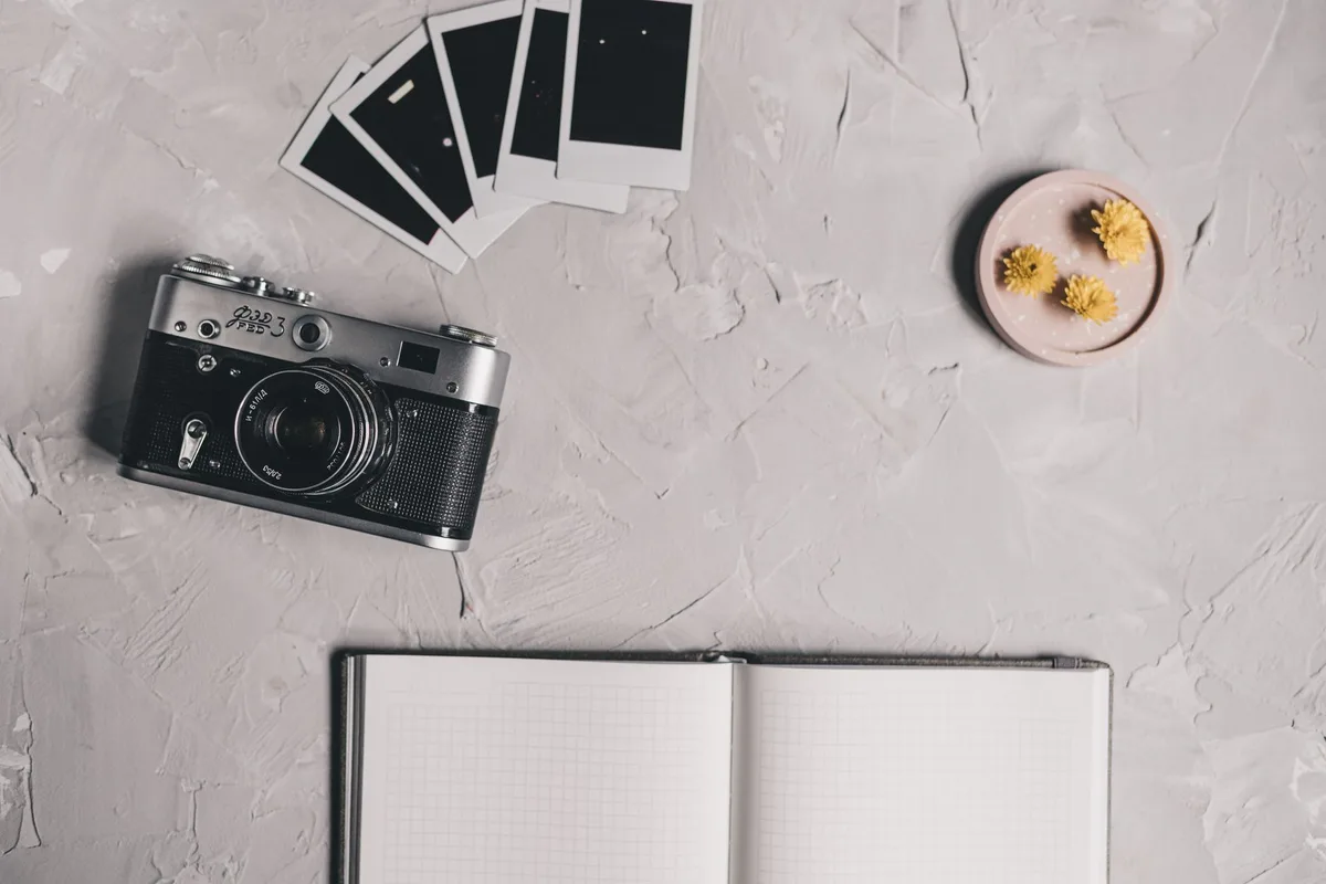 Libro abierto con fotografías familiares y páginas manuscritas sobre escritorio de madera