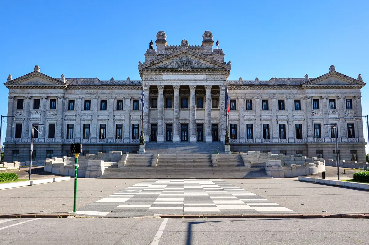 Documentos legislativos y debates sobre la Ley de Tierras argentina