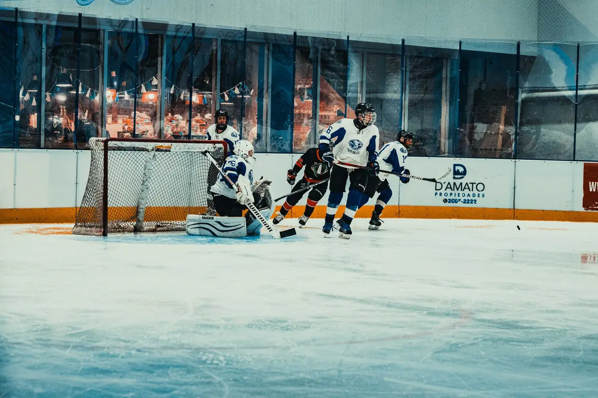 Jugadora de hockey marcando gol en la cancha