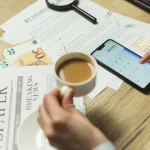 Documentos y billetes sobre un escritorio que reflejan dificultades financieras y estrés económico