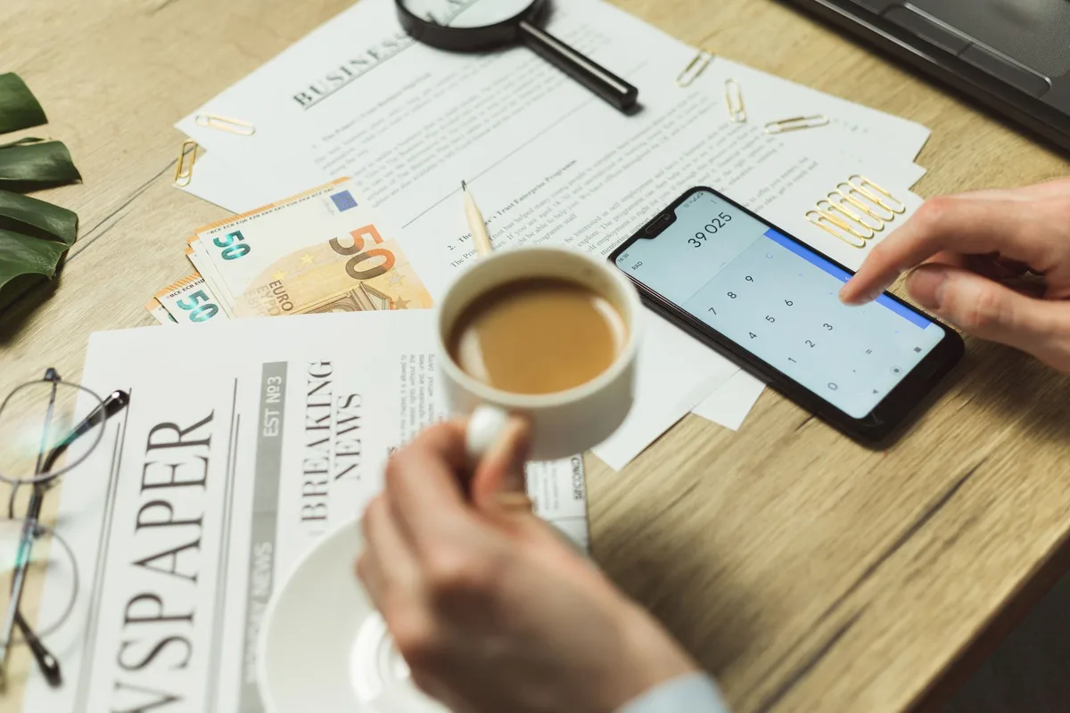 Documentos y billetes sobre un escritorio que reflejan dificultades financieras y estrés económico