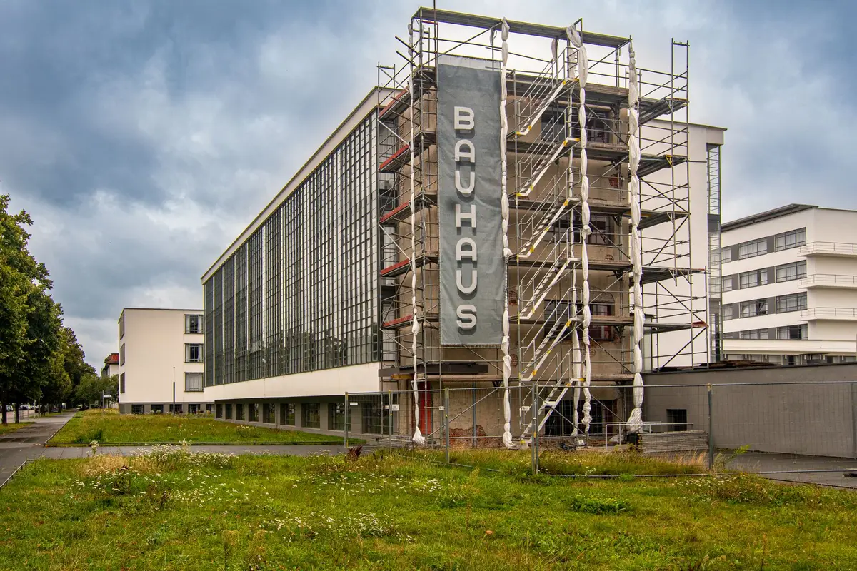 Edificio histórico de arquitectura modernista con líneas geométricas y diseño minimalista característico