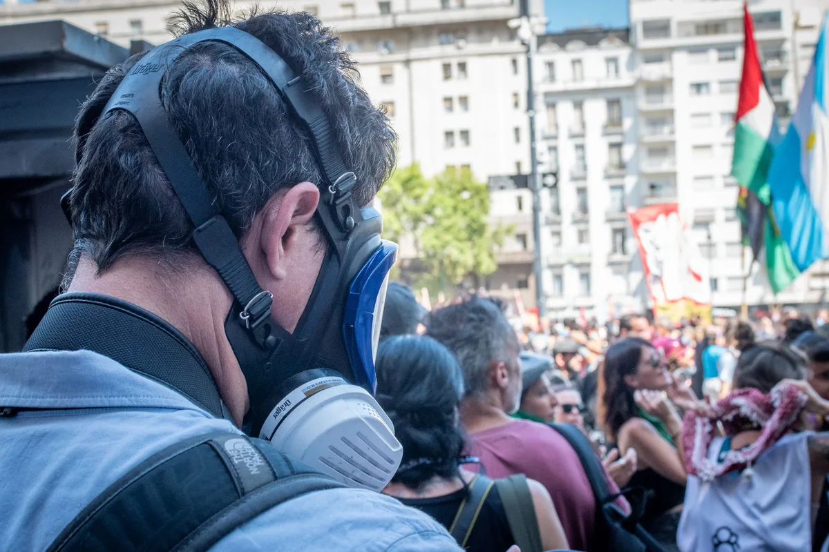Multitud en manifestación política con carteles y expresiones de movilización ciudadana