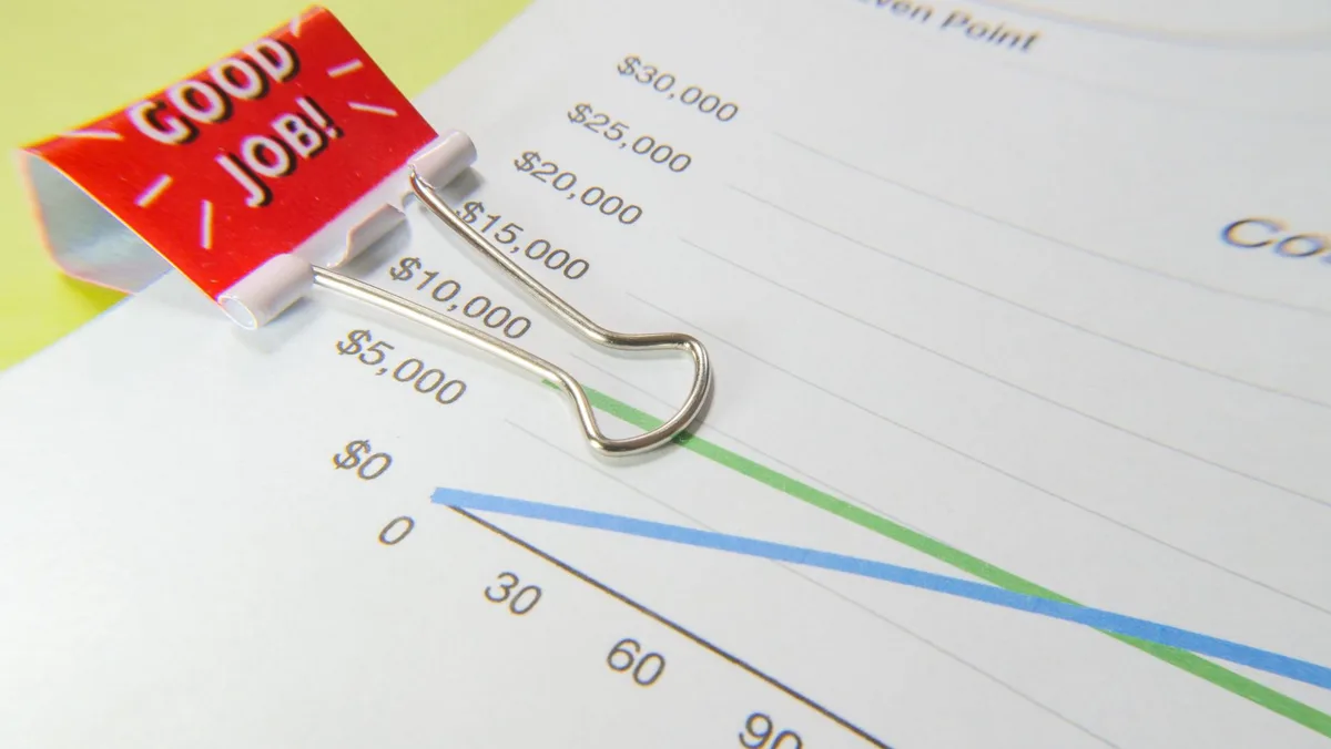 Documentos de negociación salarial y gráfico de inflación comparativo