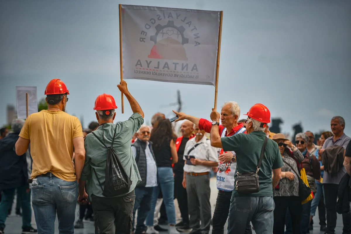 Trabajadores en asamblea discutiendo decisiones sindicales