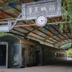 Vagones de tren desmantelados apilados en una playa ferroviaria