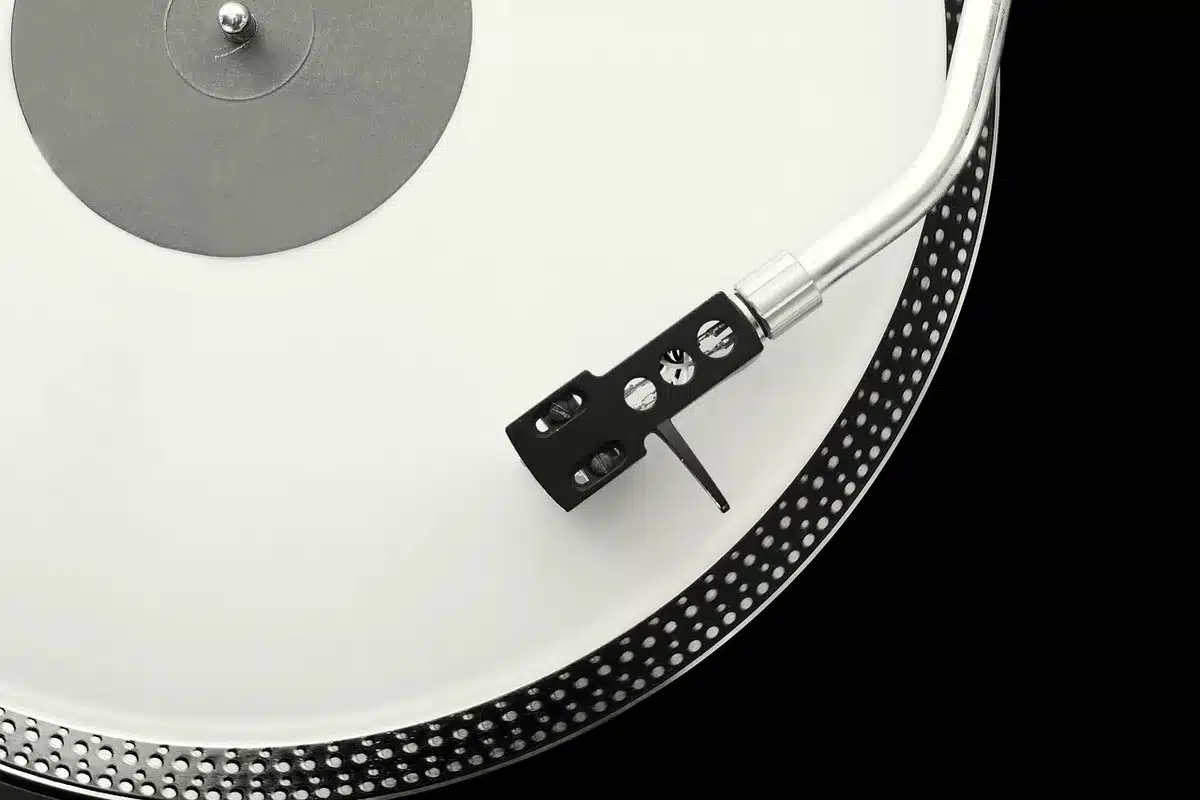 Cassettes y vinilos apilados, edición limitada