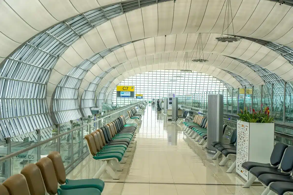 Pantalla de aeropuerto con múltiples vuelos cancelados