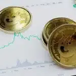 Gráficos de tipo de cambio y datos financieros en pantallas de una sala de operaciones