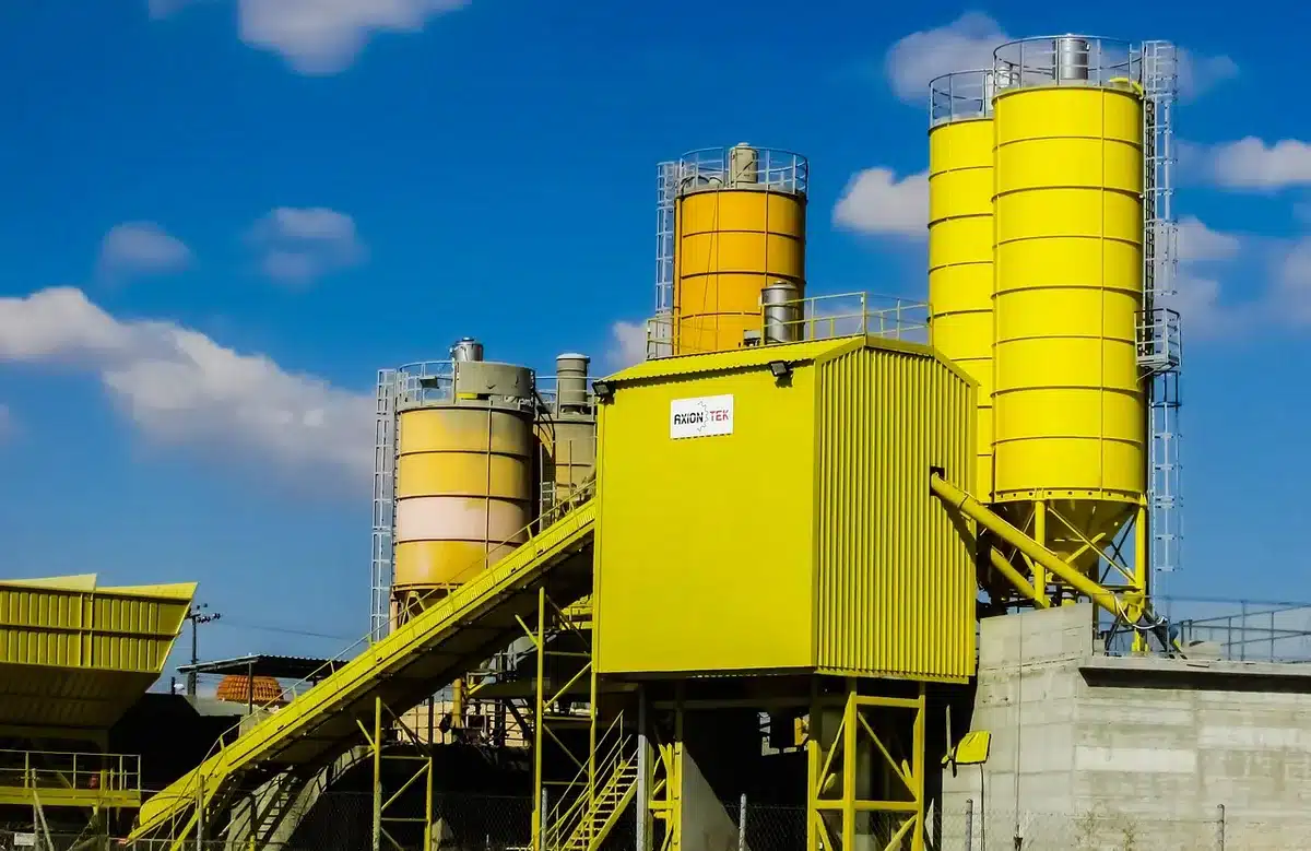 Maquinaria de producción en planta industrial alimenticia