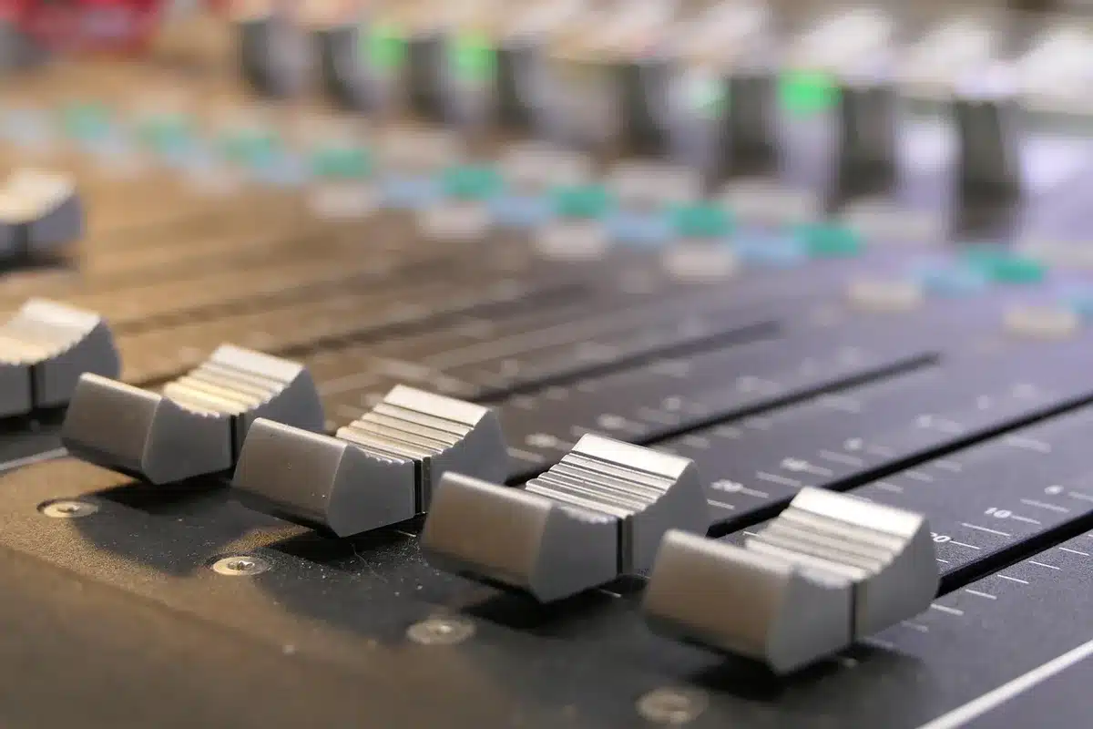 Productor musical trabajando en estudio de grabación