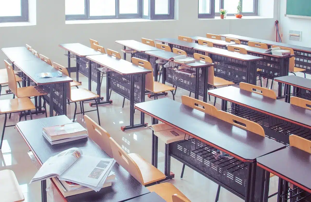 Programa de retención escolar con una madre y su hijo en un aula