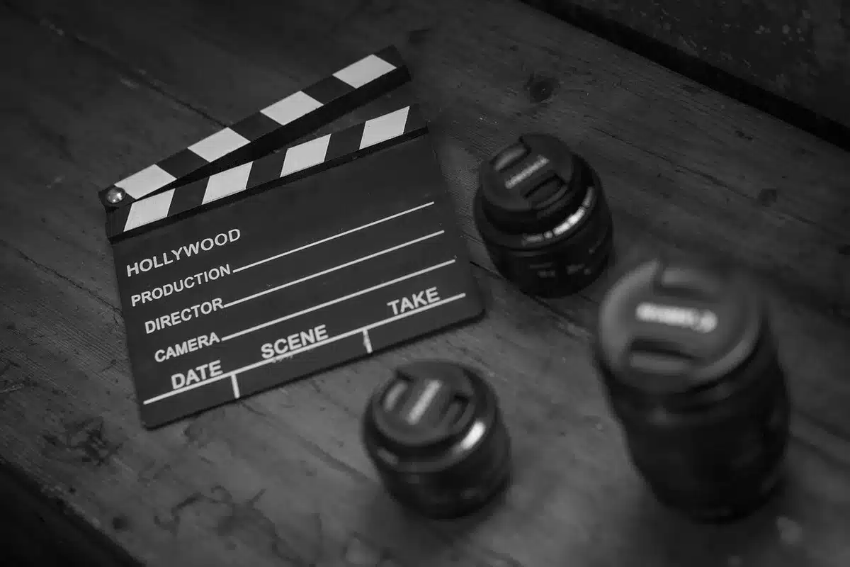 Set de filmación vacío con equipo abandonado