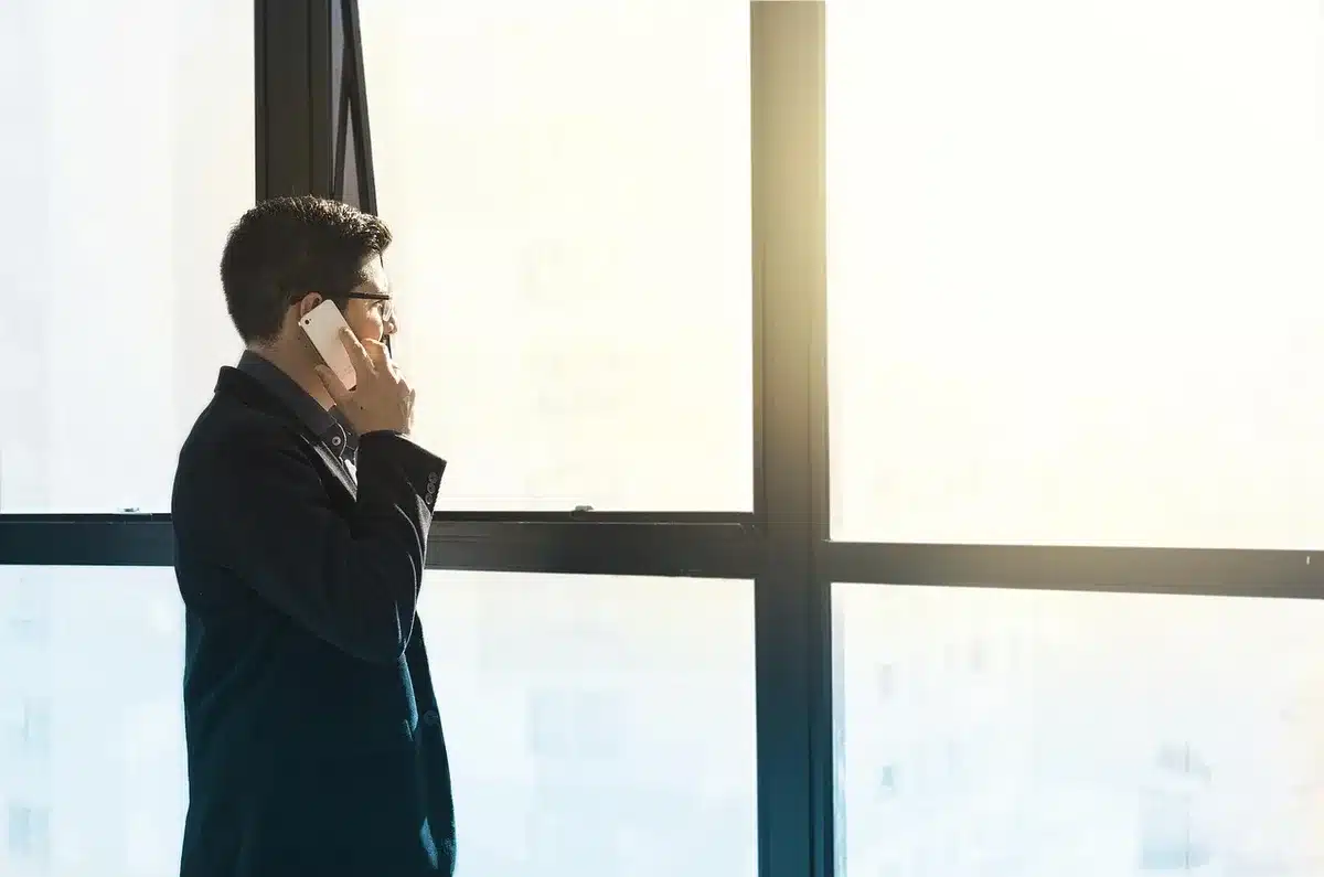 Empresarios en un taller interactivo compartiendo conocimientos y estrategias de negocios