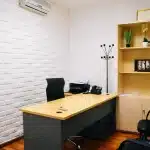Profesionales en traje de negocios conversando y conectando en una sala de conferencias moderna