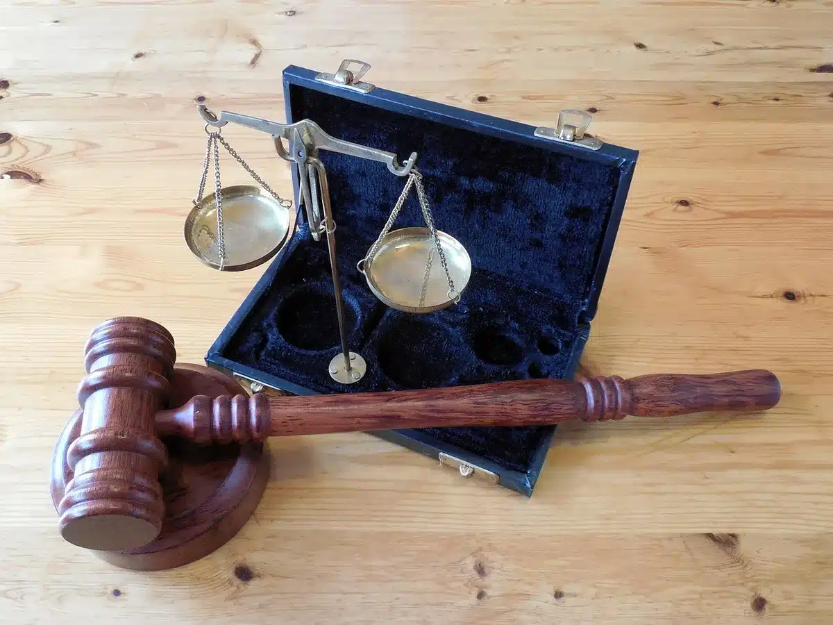 Documentos bancarios y mazo de juez que simbolizan regulación y litigios
