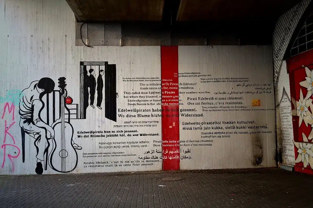 Carteles y escena teatral que evocan la resistencia cultural durante la dictadura